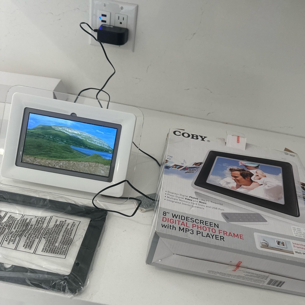 Digital Photo Frame with MP3 Player
